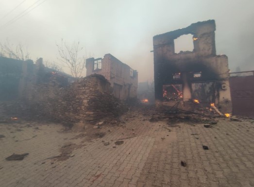 “SIFIR VE TEMİZ İKİNCİ EL EV EŞYALARINI TOPLAYIP BÖLGEYE ULAŞTIRACAĞIZ”
Başkan Özalper son olarak şu ifadeleri kullandı, “Devlet kurumlarımız ve belediyelerimiz işbirliği içerisinde çalışıyor. Yangından zarar gören vatandaşlarımızın ihtiyaçları karşılanacak. CHP Manisa İl Başkanlığı olarak bizler de bir yardım kampanyası başlatıyoruz. Yangından zarar gören vatandaşlarımızın evlerde kullanacağı temel ihtiyaçlarını topluyoruz. Manisalıların Giysiden nevresim takımına, züccaciye eşyalarından beyaz eşyalara kadar sıfır ya da temiz 2. el olarak bağışlayacağı ürünleri İl Başkanlığı’nda toplayarak bölgeye ulaştıracağız. Maddi yardım kampanyasına ilişkin Manisa Valiliği ile görüşmeler gerçekleştireceğiz. Bağış yapmak isteyen iş insanlarıyla görüşmelerimiz devam ediyor. Yardım kampanyamıza katılmak isteyen tüm vatandaşlarımızın, evlerde kullanılabilecek eşyaları İl Başkanlığımıza ulaştırmasını bekliyoruz. Taşınması zor olan eşyalara ilişkin vatandaşlarımızın araması durumunda gerekli nakliyatı sağlayacağız. Haydi Manisa, gelin yangının yaralarını hep birlikte saralım”