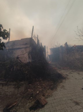 Başkan Özalper, “Halkımızın il binamıza getireceği, evde kullanılabilecek tüm eşyalarını yangın bölgesinde zarar gören vatandaşlarımıza ulaştıracağız” dedi.