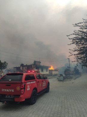 Manisa’nın Gördes ilçesinde başlayarak Salihli’ye sıçrayan yangında evleri zarar gören vatandaşların ihtiyaçlarının giderilmesi için CHP Manisa İl Başkanlığı tarafından kampanya başlatıldı.
İl Başkanı İlksen Özalper, Gördes’in Karayakup Mahallesi’nde evleri yanan vatandaşların ihtiyaçlarının giderilmesi için dayanışma çağrısı yaptı.