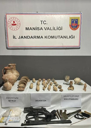 Manisa ili Şehzadeler ilçesinde ikamet eden E.B. (1980/E), Y.D.  (1987/E), ve Ş.Ç.  (1988/E)’in tarihi eser buldukları ve söz konusu tarihi eserleri 15.000.000 TL karşılığında piyasaya sürmek üzere oldukları bilgisi elde edilmesi üzerine 13.09.2024 tarihinde Şehzadeler İlçe Jandarma Komutanlığı ile Manisa İl Jandarma Komutanlığı JASAT unsurları ile müşterek icra edilen arama sonucunda;

- (9) Adet M.Ö 1. Binyıla Ait Çömlek,
- (4) Adet M.Ö 7.Y.Y. Ait Alabastronlar,
- (13) Adet M.S. 4. Y.Y. Ait Gözyaşı Şişesi,
- (4) Adet Roma Dönemine Ait Kandil,
- (1) Adet Roma Dönemine Ait Erkek Heykeli,
- (1) Adet Roma Dönemine Ait Kadın Heykeli,
- (2) Adet M.Ö. 2. Y.Y. Ait Cam Parfüm Şişesi,
- (2) Adet M.Ö. 6. Y.Y. Ait Cam Parfüm Şişesi,
- (1) Adet M.Ö. 2. Y.Y. Ait Obje olmak üzere toplam 37 Adet Tarihi Eser Obje ile
- Dedektör, Muhtelif Kazı Malzemeleri
- 3.100 Gram Amonyum Nitrat,

ele geçirilmiş, olay hakkında Nöb.C.Savcısına bilgi verilerek şüpheli şahıslar 14.09.2024 tarihinde Manisa Adliyesinde hazır edilmek üzere gözaltına alınmıştır.