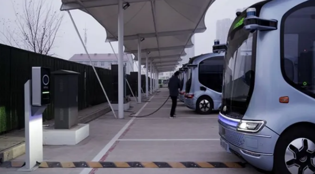 Çin’in doğusundaki Suzhou kentinde hem kablolu hem de kablosuz şarj modlarını içeren iki entegre elektrikli araç (EV) şarj istasyonu kuruldu. Suzhou New District’te faaliyet göstermeye başlayan akıllı şarj istasyonu, sektör açısından önemli bir gelişmeyi işaret ediyor.

State Grid Suzhou Power Supply Pazarlama Müdürü Zhao Meng, yeni enerji araçları (NEV) için kablosuz şarjın, akıllı telefonlarla benzer şekilde çalıştığını söyledi. Zhao, iki modelin sırasıyla 7 kilovat ve 11 kilovatlık nominal güçle yüzde 90’ın üzerinde verimli olduğunu belirtti.

Plug-in şarj ile karşılaştırıldığında, EV’lerin kablosuz şarj edilmesi, kullanım kolaylığı ve açıkta kalan iletkenlerle ilişkili güvenlik risklerinden kaçınma gibi birçok avantaja sahip. Sürücüler, araçlarını şarj ederken, uygulamaları ve araca takılan ekranları kullanarak kablosuz şarjın gücü, voltajı ve akımı ile ilgili gerçek zamanlı verileri kontrol edebiliyor.

Öte yandan Çin Otomobil Üreticileri Birliği’nin açıklaması, geçtiğimiz ay ülke yollarında yer alan şarj kolonu sayısının bir önceki yılın aynı ayına kıyasla yüzde 40,4 oranında artığına dikkat çekiyor. Ağustos 2022’den 2023 Temmuz ayına değin Çin’de her ay ortalama 53 bin şarj kolonunun inşa edildiği belirtiliyor.