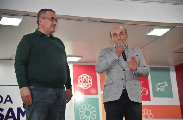 İftar programına, Manisa Büyükşehir Belediyesi Genel Sekreter Yardımcısı Oğuz Murat Pınar, CHP Selendi İlçe Başkanı Selim Kurt, muhtarlar ve sivil toplum kuruluşlarının temsilcileri ile vatandaşlar katıldı. Genel Sekreter Yardımcısı Oğuz Murat Pınar, Büyükşehir Belediye Başkanı Mimar Ferdi Zeyrek’in selamlarını ileterek, “İyi ki varsınız, iyi ki geldiniz. Sizlerle aynı sofrada olmak, anı lokmayı paylaşmaktan büyük mutluluk duyuyorum. Ramazan’ınız mübarek olsun. Ramazan Bayramınızı şimdiden kutluyorum. Nice bayramlara hep beraber coşkuyla erişmek dileğiyle” ifadelerini kullandı