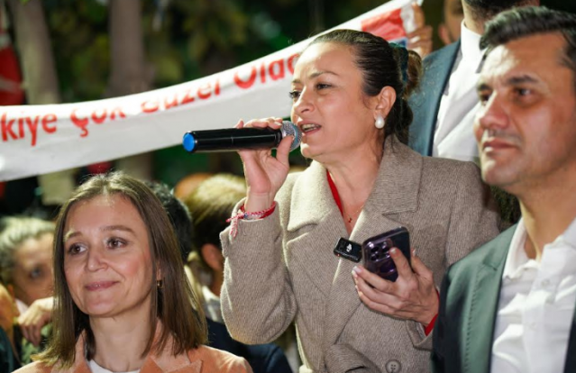 “215 bin kişi dayanışma sandıklarında oy kullandı”
CHP Manisa İl Başkanı İlksen Özalper ise cumhurbaşkanı adaylığı ön seçiminde kullanılan oyları açıkladı. Manisa’da CHP’nin 38 bin 939 üyesinin olduğunu ifade eden Özalper, “Oy kullanan üye sayısı 33 bin 810. İşini gücünü bırakıp, dayanışma için yanımızda olan Manisa halkına binlerce kez teşekkür ediyorum. 215 bin kişi ise dayanışma sandıklarında oy kullandı. Eninde sonunda örgütlü toplumlar kazanır. Bu artık hep birlikte yeniden bir kurtuluş mücadelesi. Türkiye’yi yeniden fabrika ayarlarına geri döndürebilme mücadelesi. Çocuklarımız için torunlarımız için hak, hukuk, adalet meselesi. Hakkımızı almak için verdiğimiz mücadelede hepinizin ellerine emeklerine sağlık” şeklinde konuştu