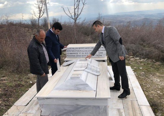 Türkiye Harp Malûlü Gaziler Şehit Dul ve Yetimleri Derneği Manisa Şubesi Başkanı Ümit Taydaş ve yönetim kurulu üyeleri tarafından Kurtuluş Savaşı kahramanı Halil Efe'nin mezarı ziyaret edildi. 

MİLLİ MÜCADELE KAHRAMANI HALİL EFE 
Türkiye Harp Malûlü Gaziler Şehit Dul ve Yetimleri Derneği Manisa Şubesi Başkanı Ümit Taydaş: ‘17 Mart 1922 zevcesi Gördesli Makbule Hanım’ın şahadetinden 2 ay sonra 17 Mayıs 1922’de şahadet rütbesine erişen Halil Efe’nin Milli Mücadele kahramanı olduğu bilinmektedir. Halil Efe’nin mezarı Demirci arazisi dâhilinde Yağcı Dağı’nda bulunmaktadır. Halil Efe’nin Birinci Dünya Savaşı’nda savaşmış, Milli Mücadele boyunca çok önemli gerilla savaşları içerisinde yer almış, Anzavur, Bolu ve Yozgat isyanlarının bastırılmasında Çerkez Ethem’le birlikte hareket etmiş, Salihli cephesinde savaşmış, Demirci ve Gediz muharebelerinde bulunmuş bir Milli Mücadele kahramanıdır.

 HALİL EFE’NİN MEZARI YAPILMALIDIR
 Kahramanımızın mezarının ona yakışır şekle getirilmesi yanı sıra burada çevre düzenlemesi gerçekleştirerek Şehidimizin yattığı yere gelen yolun asfaltlanmasıyla ziyaretlerin rahat bir şekilde yapılmasının sağlanmasının gereğine inanmaktayız. İlave olarak Şehidimizin mezarına giden yola yol bile denilemez. Selendi’nin Eşemenler Mahallesine kadar yol var, daha sonra ise en az üç kilometre mesafe ya yürüyerek ya da traktör yardımıyla gidilebilecek durumda. Yürüyerek ise yolun çok kötü olması nedeniyle gitmek bile son derece zorluk içeriyor. Şehit mezarı çevresinin de aydınlatılması uzantısında bölgedeki yabani ya da köylülerin otlattığı sığır türü hayvanların mezara zarar vermemesi için çevresinin koruma altına alınması şart. 

ŞEHİDİMİZ İÇİN DİKİLEN BAYRAK DİREĞİNDE BAYRAĞIMIZ DALGALANMALI 
Şehidimizin bayrak direği paslanmış, bayrağımız ise dalgalanması gereken yerinde yok. Süratle önlem alınması lüzumu ortada. Buraya yapılacak ziyaretlerle toplumumuzdaki milli duyguların daha da artmasının sağlanacağı yanı sıra değerlerimize sahip çıkmakla ülkemizin geleceğine hizmet etmiş sayılacağız. Bu konuda bir an önce yetkililerimizin adım atmasını beklediğimizi ifade ediyorum’ diye konuştu.