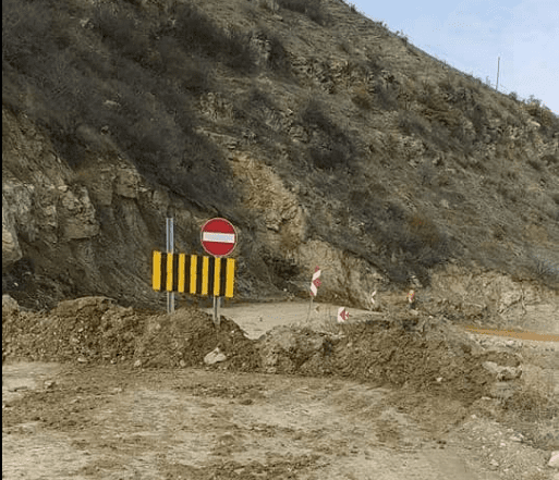 2019 yılının Ocak ayında aynı yol ve bölgede yine göçük meydana gelmiş, o dönem kısa sürede yapılan tadilat ile yol trafiğe açılmış ancak yolu kullanan sürücülerin böyle bir müdahale ile toprak kayması ve çökme olan bu yol için bu çalışmaların köklü çözüm olmayacağı iddia edilmişti.