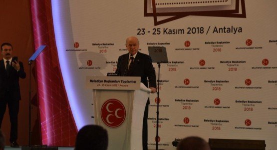 MHP Genel Merkezi tarafından Antalya’da düzenlenen İl Başkanları-Belediye Başkanları Ortak Toplantısı, MHP Genel Başkanı Devlet Bahçeli tarafından gerçekleştirilen kapanış konuşmasıyla sona erdi. Açıkladıkları adaylara başarılar dileyen Bahçeli, “İlanını yaptığımız adaylarımız şevkle ve inanmışlıkla sahadadır” dedi.

MHP Genel Merkezi tarafından Antalya Belek Sueno Otel’de düzenlenen İl Başkanları-Belediye Başkanları Ortak Toplantısı’nın kapanış oturumu, MHP Genel Başkanı Devlet Bahçeli’nin konuşmasıyla gerçekleşti. Manisa’yı temsilen İl Başkanı Erkan Öztürk, Manisa Büyükşehir Belediye Başkanı Cengiz Ergün, Turgutlu Belediye Başkanı Turgay Şirin, Salihli Belediye Başkanı Zeki Kayda, Alaşehir Belediye Başkanı Ali Uçak, Sarıgöl Belediye Başkanı Necati Selçuk, Selendi Belediye Başkanı Yasin Dumlupınar ve Kula Belediye Başkanı Hüseyin Tosun’un yer aldığı toplantıda, MHP Lideri Devlet Bahçeli partililere seslendi.
“Üretken belediyeciliğin hakkını verdiniz”
İl başkanları ve belediye başkanlarına seslenen MHP Genel Başkanı Devlet Bahçeli, “1960’dan sonra yapılan Mahalli İdareler Seçimlerinin 12’ncisini 31 Mart 2019’da gerçekleştireceğiz. Bu seçimlerde çok çalışacağız. Cumhur İttifakı’nın toplam oyunun 24 Haziran’ın gerisine düşmemesi için elimizden gelen çalışmayı göstereceğiz. İlanını yaptığımız adaylarımız şevkle ve inanmışlıkla sahadadır. Henüz belediye başkan adayı belli olmayan belde, ilçe, il ve büyükşehirlerle ilgili çalışmalarımız da sürmektedir. Biliniz ki, sizlere sonuna kadar güveniyorum. Bugüne kadar yerel yönetimlerde partimizin marka olmasına, imrenilecek seviyelere gelmesinde, vatandaşlarımızın takdirini kazanmasında büyük emekleriniz ve hizmetleriniz geçti. Üretken Belediyeciliğin hakkını layıkıyla verdiniz. Hepinizi tebrik ediyorum” dedi.
“Cenab-ı Allah mahcup etmesin”
Aynı heves, aynı heyecan, aynı azim ve aynı kararlılıkla yola devam edilmesini isteyen Bahçeli, “Yozlaştırıcı, yıpratıcı telkin ve tesirlere karşı, fikir istikrarını, hayat biçimini ve çalışma çizgisini ısrarla sürdürebilecek yalın, ilkeli ve düzgün bir özel hayata sahip olmaya dikkat ediniz. Günlük hayatın ve dış tesirlerin yıkıcı etkisini süzecek ve ülküdaşlarımızın etkilenmelerini önleyecek koruyuculuğa sahip olunuz. Ülkücü mesuliyetinin gereği olarak kişisel ihtiraslarını terk etmiş bir ruhi arınmışlığa, temelini Türk kültürü ve İslam inancının oluşturduğu, eşref-i mahlukat olan insana ve insaniyete saygıyı ve hizmeti esas alan manevi olgunluğa, şehirlerinizde lazım olan mücadeleyi sürdürebilecek sabır, azim, sükûnet, kararlılık, alçak gönüllülük, fedakârlık, cesaret gibi çok özel hasletlere sahip olmanızı temenni ediyor hepinize üstün başarılar diliyorum. Cenab-ı Allah çıkmış olduğumuz yolda bizleri mahcup etmesin niyazıyla sizleri saygılarımla selamlıyorum” diye konuştu.
