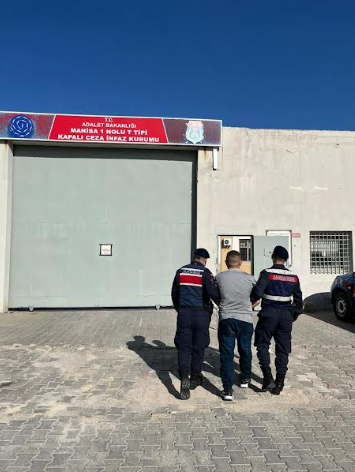 Manisa ili Şehzadeler İlçesi Aşağıçobanisa Mahallesinde Asayiş ve Jandarma Trafik timlerince 06.04.2025 günü icra edilen yol kontrol devriyesi esnasında ”Kasten Öldürme” suçundan arandığı ve hakkında “(22) yıl (2) ay” hapis cezası olduğu anlaşılan Z.T. (1980/E) yakalanarak gözaltına alınmıştır. Yakalanan şahıs 07.04.2025 günü adli işlemlerinin tamamlanmasına müteakip Manisa T-Tipi Kapalı Ceza İnfaz Kurumuna teslim edilmiştir.
