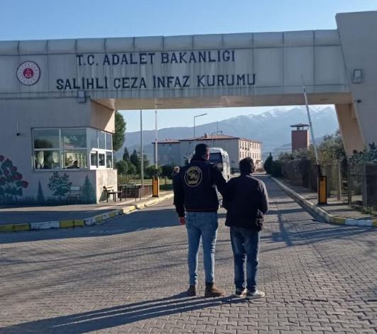 Manisa İl Jandarma Komutanlığı, Alaşehir İlçe Jandarma Komutanlığı ekiplerince 10.02.2025 günü aranan şahısların yakalanmasına yönelik icra edilen faaliyetler neticesinde ;

"Çocuğun Cinsel İstismarı" suçundan aranan ve hakkında kesinleşmiş (20 Yıl) hapis cezası olan A.S. (1987/E) adlı şahıs yakalanmış ve mahkemece tutuklanarak cezaevine gönderilmiştir.
