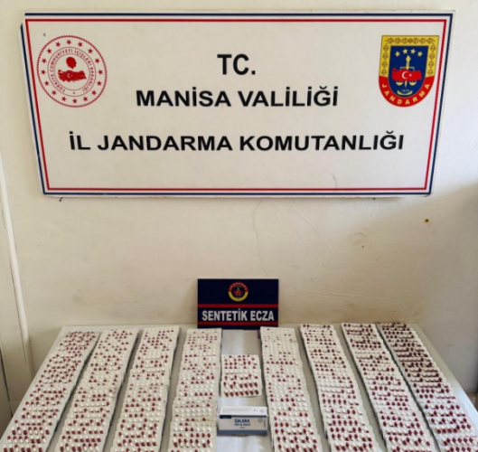 *Uyuşturucu Madde İmal ve Ticareti* Manisa İli Turgutlu İlçesinde ikamet eden E.T. (1993/E)’nin Uyuşturucu Madde ticareti yaptuğı duyumu üzerine, 10.02.2025 günü Manisa İl Jandarma Komutanlığı KOM Şube Müdürlüğü ve Turgutlu İlçe Jandarma Komutanlığı ile şahsın ikametinde yapılan aramada *- (3.278) Adet Sentetik Hap* ele geçirilmiştir. Olayla ilgili olarak Cumhuriyet Savcısının talimatı doğrultusunda şüpheli E.T. (1993/E) isimli şahıs gözaltına alınmıştır.