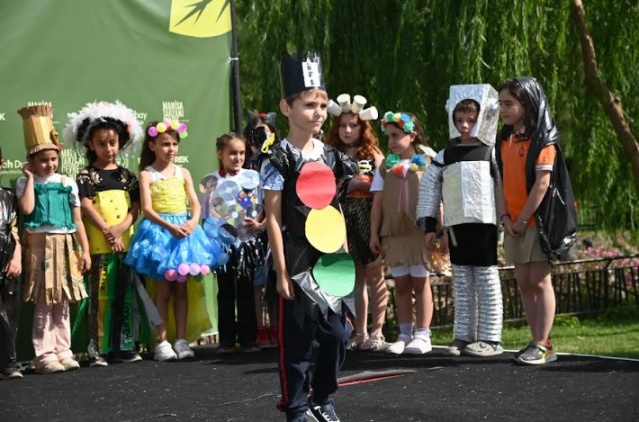 Manisa Tarzanı Çevre Günleri, çocukların çevreye duyarlı bireyler olarak yetişmesine katkı sunarken çevre korumanın eğlenceli ve yaratıcı yollarla da öğretilebileceğini gösterdi. Film gösterimi gibi etkinlikler sayesinde de Ahmet Bedevi’nin doğa sevgisi ve yaşam felsefesi genç kuşaklara ilham verdi.
