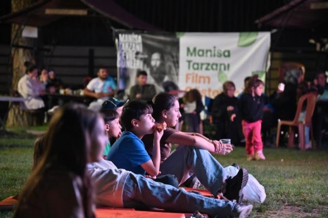 ÇKSM Öğrencileri Çevre Bilincini Sanatla Birleştirdi
Manisa Büyükşehir Belediyesi Çocuk Kültür ve Sanat Merkezi (ÇKSM) öğrencileri, Atatürk Kent Parkı’ndaki atölye çalışmalarında hayal güçlerini ve el becerilerini ortaya koydu. Geri dönüşüm malzemeleriyle hazırladıkları maketler, süs eşyaları ve farklı objelerle çevre bilincini sanatla birleştiren çocuklar, ayrıca doğa sevgisini yansıtan resimler çizdi.