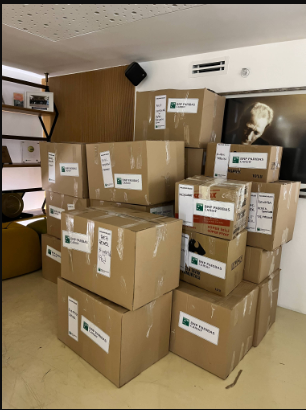 BNP Paribas Cardif Türkiye, 6 Şubat deprem afetinin hemen ardından, yaralarının hızla sarılması amacıyla çok yönlü ve kapsamlı bir yardım seferberliği de başlatmıştı. ‘Yaralarımızı Birlikte Saralım’ Aksiyon Planı’nı da devreye alan şirket, bu plan çerçevesinde, ilk olarak çalışanları ile güvenli bağış noktaları ve kan bağışı bilgileri paylaştı. Aynı zamanda bölgedeki acil elektrik ihtiyacının karşılanabilmesi için ilgili STK’larla iş birliği gerçekleştirerek, jeneratör alımları için bağış gerçekleştirdi. Çalışanlarının desteğiyle topladığı ihtiyaç malzemelerini, yine gönüllü çalışanlarının katılımıyla afet koordinasyonu merkezlerine teslim etti. Bölge ile irtibat halinde kalarak belli periyodlarda giysi temini de gerçekleştiren şirket, Türkiye Spastik Çocuklar Vakfı aracılığıyla bölgeye medikal malzeme desteğinde bulundu. Depremin hemen ardından 'Rescue and Recover Fund' inisiyatifini devreye alan BNP Paribas Grubu ise yapılan gönüllü bağış tutarı kadarlık bir meblağı da bu fona bağışladı. Böylece bu fonda, kısa sürede 1 milyon avroluk bir bağış toplandı. Kampanya ulaştığı bağış tutarı ile bugüne kadar Vakıf tarafından yürütülen en büyük ikinci bağış kampanyası oldu. Bu durum tüm BNP Paribas Grubu çalışanlarının yaşanan afete karşı duyarlılığının da bir göstergesi olarak nitelendirildi.