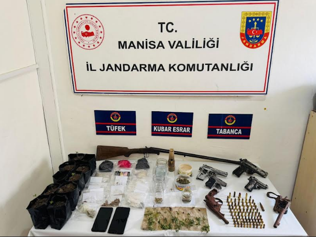 Ruhsatsız Silah ve Uyuşturucu Madde Bulundurmak
Bir istihbaratı değerlendiren Şehzadeler İlçe J.K.lığı asayiş ekiplerince yapılan saha araştırmalarında bazı şahısların ev ve işyerlerinde ruhsatsız silah bulundurdukları öğrenilmiştir.
Adli makamlardan alınan arama kararının ardından Şehzadeler İlçe J.K.lığı ile Manisa İl Jandarma Komutanlığı KOM Şb.Md.lüğü ekiplerince 12.02.2025 günü Ö.S. ve C.Y. adlı şahısların ev ve işyerlerinde eş zamanlı olarak yapılan arama sonucunda;
- (1) Adet 6,35 mm Çapında Tabanca,
- ⁠(1) Adet 7,65 mm Çapında Tabanca,
- ⁠(2) Adet 9 mm Çapında Tabanca,
- ⁠(1) Adet Av Tüfeği,
- ⁠(86) Adet Muhtelif Çapta Tabanca Fişeği,
- ⁠(145) gram Kubar Esrar,
- ⁠(35) Kök Kenevir Bitkisi,  
- ⁠(2) Adet Uyuşturucu Madde kullanma Aparatı,
- ⁠(1) Adet Muşta,
- ⁠(1) Adet Bıçak,  
- ⁠(2) Adet Cep Telefonu ele geçirilmiştir.

Adli makamlara sevk edilen şüphelilerden; C.Y. adli kontrol kararı ile serbest bırakılmış, diğer şüpheli Ö.S. ise tutuklanarak Manisa E Tipi Kapalı Ceza İnfaz Kurumuna teslim edilmiştir.