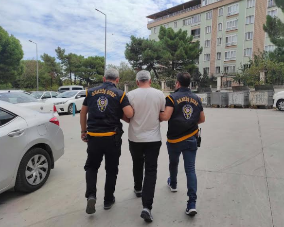 11.09.2024 günü ilimiz Yunusemre ilçesi Güzelyurt Mahallesinde bulunan Şehit
Ömer Halisdemir Ortaokulu önünde meydana gelen olay ile ilgili olarak,
Öğrenci velisi olan S. T. (42) isimli şahsın okul giriş kapısı önüne gelerek okul
müdürüne yönelik belinden çıkardığı silahı doğrulttuğu, silahın tutukluk yaptığı,
akabinde silahın patladığı, olayda yaralanan herhangi bir kimsenin olmadığı anlaşılmış,
Konuyla ilgili İl Emniyet Müdürlüğümüz Asayiş Şube Müdürlüğü ve
İstihbarat Şube Müdürlüğü görevlilerince yapılan çalışmalarda olayın şüphelisi S. T.
isimli şahsın Aydın/Kuşadası ilçesinde bir ikamette saklandığı tespit edilerek
18.08.2024 günü saat 00:10 sıralarında yapılan operasyon sonucunda şahıs yakalanıp
,ilimize intikal ettirilerek gözaltına alınmış, sevk edildiği adli makamlarca
TUTUKLANMIŞTIR.
Manisa halkının huzur ve güvenliği için Manisa Emniyet Müdürlüğü olarak suç
ve suçlularla mücadelemiz aralıksız devam edecektir.