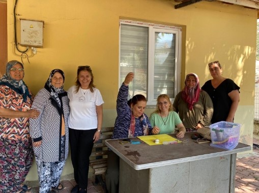 Uzunburun ve Gürle mahallesindeki kuaförlük hizmetinin verildiği çalışmaya Yunusemre Belediye Başkanı Semih Balaban’ın Eşi Serap Balaban, Yunusemre Halk Eğitim Müdürlüğü’nden kurs öğretmenleri, kadın aile hizmetleri müdürlüğü ve kültür işleri müdürlüğü personelleri ile kursiyerler katıldı. Proje kapsamında iki mahallede yaşayan kadınlara kuaförlük hizmeti verildi.