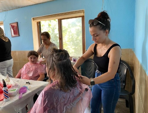 Yunusemre Belediye Başkanı Semih Balaban’ın eşi Serap Balaban’ın öncülüğünde başlatılan ‘Her Kadın Güzeldir Projesi’nin bu haftaki durağı Uzunburun ve Gürle mahallesi oldu. İki mahalle de yaşayan kadınların kuaför ihtiyacı belediye ekiplerince giderildi.