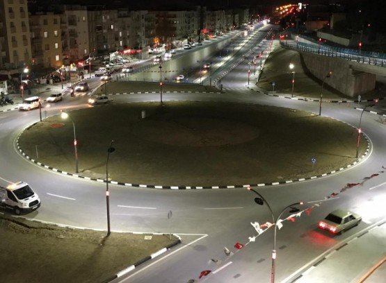 Alparslan Türkeş Kavşağı’na Görkemli Açılış
Manisa Büyükşehir Belediyesi tarafından yaklaşık 83 milyon liralık yatırımla hayata geçirilen ve Turgutlu tarihinin en büyük yatırımı olan Turgutlu Alparslan Türkeş Köprülü Kavşağı'nın ikinci etabı görkemli törenle açıldı. Türkiye'nin en uzun battı çıktısı olan Turgutlu Alparslan Türkeş Köprülü Kavşağı'nın hayırlı olmasını temenni eden Büyükşehir Belediye Başkanı Cengiz Ergün, Turgutlu’ya sözünü verdikleri dev bir eseri daha hizmete açıyor olmanın mutluluğunu ve gururunu yaşadıklarını ifade etti.
Manisa Büyükşehir Belediyesi'nin İzmir-Ankara karayolu üzerinde Turgutlu ilçe girişinde can ve mal kayıplarının yaşandığı noktada hayata geçirdiği Alparslan Türkeş Köprülü Kavşağı projesinin ikinci etabı coşkulu katılımla açıldı. Yaklaşık 83 milyon liralık yatırımla hayata geçirilen projenin açılışına Manisa Büyükşehir Belediye Başkanı Cengiz Ergün ve Turgutlu Belediye Başkanı Turgay Şirin'in yanı sıra MHP Grup Başkanvekili Erkan Akçay, AK Parti Manisa Milletvekili Semra Kaplan Kıvırcık, MHP Manisa İl Başkanı Ömer Baysal, AK Parti İl Başkanı Berk Mersinli, MHP Kadın Kolları Başkanı Neşe Meteler Töz, Ahmetli Belediye Başkanı Ahmet Alhan, Turgutlu Kaymakamı Uğur Turan, Ülkü Ocakları Başkanı Mehmet Balaban, parti teşkilatları, Manisa Büyükşehir Belediyesi Genel Sekreteri Aytaç Yalçınkaya, Genel Sekreter Yardımcıları Yılmaz Gençoğlu ve Mustafa Genç, MASKİ Genel Müdür Yardımcıları Burak Aslay, Mahmut Bilgen, Şehnaz Yılmaz Başaran, Büyükşehir Belediyesi ve MASKİ Genel Müdürlüğü Daire Başkanları, , meclis üyeleri ve meclis üyesi adayları, mahalle muhtarları, sivil toplum kuruluşu temsilcileri ve yüzlerce vatandaş katıldı.
Başkan Ergün Çiçeklerle Karşılandı
Manisa Büyükşehir Belediye Başkanı Cengiz Ergün, Turgutlu Alparslan Köprülü Kavşağı açılışı ve bir takım temaslar için geldiği ilçede Alpart İş Merkezi önünde yoğun kalabalık tarafından, çiçeklerle karşılandı. Tüm vatandaşlarla tek tek tokalaşan Başkan Ergün, kendisine gösterilen teveccühe teşekkür etti ve vatandaşların fotoğraf çektirme isteklerini de geri çevirmedi. Başkan Ergün ve Şirin'in halkı selamlamasının ardından Turgutlu tarihinin en büyük yatırımı olan ve yaklaşık 83 milyon liraya mal olan Alparslan Türkeş Köprülü Kavşağı projesinin ikinci etabının açılış programı start aldı.  Program saygı duruşu ve İstiklal Marşı'nın okunmasıyla başladı.
Şirin, “Turgutlu'muz için bayram günü”
Turgutlu Alparslan Türkeş Köprülü Kavşağı Projesi ikinci etabın açılış konuşmasını Turgutlu Belediye Başkanı Turgay Şirin yaptı. Şirin, “Turgutlu'muz için onur ve gurur günlerinden biri olan Alparslan Türkeş Köprülü Kavşak projemizin açılış gününe hoş geldiniz. Şeref verdiniz. Adeta bir bayram gününü birlikte yaşıyoruz. Turgutlu tarihinin en büyük yatırımı olan kavşağın açılış töreninde bizleri bir araya getiren Rabbime şükrediyorum. Bir bayram günü yaşıyoruz. Üzerinde bulunduğumuz alanda hayal dahi edilemeyecek bir proje yükseldi. Turgutlu’muz için olmazsa olmaz bir projeydi. İlçemizin kanayan yarasıydı ve çok uzun yıllardan beri beklentisiydi. Burada, ölümlü maddi hasarlı kazalar yaşandı evlere ateşler düştü. 100'e yakın vatandaşımız 10 yılda burada hayatını kaybetti. Cengiz Ergün başkanım bu projenin hayata geçmesi adına yoğun bir mesai harcadı ve bugün o çalışma meyvesini verdi. Bismillah diyerek, ilk kazmayı vurduk. Bir kısım insanlar için bu proje bir rüyaydı ama başta Turgutlu olmak üzere halkımıza verdiğimiz sözü yerine getirmenin gururunu yaşıyoruz. 8 Haziran 2018 tarihinde projemizin ilk etabını açtığımızdan beri trafik rahat bir nefes aldı. Bu dev projenin inşaat aşamasında 24 saat esasıyla çalışıldı. Bin 700 adet fore kazık çakıldı, 10 milyon kilogram gibi devasa demir kullanıldı, 6 buçuk kilometrelik yağmur suyu kanalizasyon hattı döşendi. Geçtiğimiz yoğun yağışlarda bir gram yağmurun birikmemesi gurur kaynağı oldu. Ana içme suyu hattı deplaseleri 1 buçuk milyon liranın üzerinde bir bedelle yapıldı. Her zaman söylediğim gibi zahmetsiz rahmet olmuyor. Bu proje için canla başla çalıştık. Bin 650 metre uzunluğu ile Türkiye'nin en uzun battı çıktısı olan projemiz, bitmiş bir şekilde kullanıma açıldı. El birliğiyle, gönül birliğiyle 83 milyonluk yatırımı hayata geçirdik. Şundan eminim ki birçok metropolde görebileceğiniz bir proje Turgutlu ilçemizde hayata geçti. Meclis üyelerinin altına imza attığı Rahmetli Başbuğumuz Milliyetçi Hareket Partimizin kurucusu Alparslan Türkeş adını vermiş olmamız, bizler için ayrı bir gurur kaynağı oldu. Rahmetli Başbuğumuzu rahmet ve minnetle yad ediyorum ve kavşağa bu ismin verilmesi için desteğini esirgemeyen meclis üyelerime teşekkür ediyorum. Sayın Cengiz Ergün başkanıma, MASKİ'ye, Karayolları Bölge Müdürlüğü'ne, müteahhit firmaya teşekkür ediyorum. Hep birlikte Turgutlu'ya can veriyoruz. İnşallah burada ölümlü kazalar olmayacak