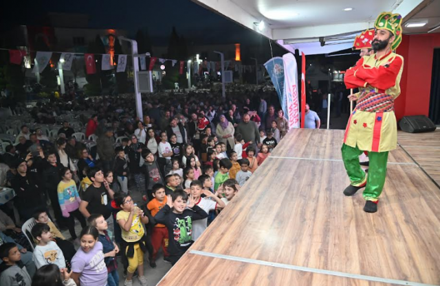 Büyük ilgi gören iftar buluşmasında tasavvuf müziği ve sema gösterisiyle manevi atmosfer pekişirken, geleneksel Hacivat-Karagöz ve orta oyunları özellikle çocukların büyük beğenisini kazandı.
