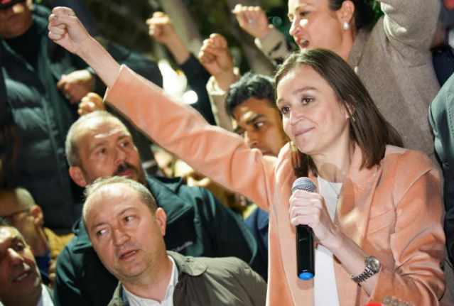 “Milletin iradesini yine milletin azim ve kararlılığı kurtaracak”
Şehzadeler Belediye Başkanı Gülşah Durbay da “Demokrasiye ve halkın iradesine darbe yapanlara karşı günlerdir ayaktayız. Ne 16 milyon İstanbullunun iradesini ne de kuruluşun ve kurtuluşun partisi Cumhuriyet Halk Partisi’ni sizlere yedirmeyeceğiz. 47 yıl sonra birinci olan CHP’yi sandıkta yenemediklerini yargı eli ile alt edebileceklerini zannettiler. Ama unuttukları bir şey var. Siz varsınız, millet var. Milletin iradesini yine milletin azim ve kararlılığı kurtaracak” dedi.