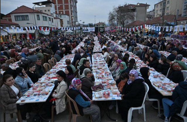 Manisa Büyükşehir Belediyesi, Ramazan ayının manevi atmosferini ve dayanışma ruhunu kentin dört bir yanında yaşatmaya devam ediyor. Köprübaşı İlçesi’nde düzenlenen iftar programına vatandaşlar büyük ilgi gösterdi.