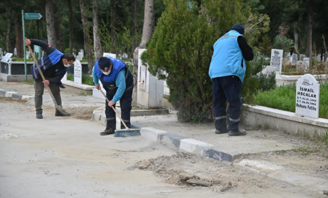 Yıl boyunca devam eden bakım-onarım faaliyetlerine ek olarak, bayram ziyaretleri öncesinde 17 ilçede eş zamanlı olarak mezarlıklarda yoğun bir temizlik ve düzenleme çalışması yürütülüyor.