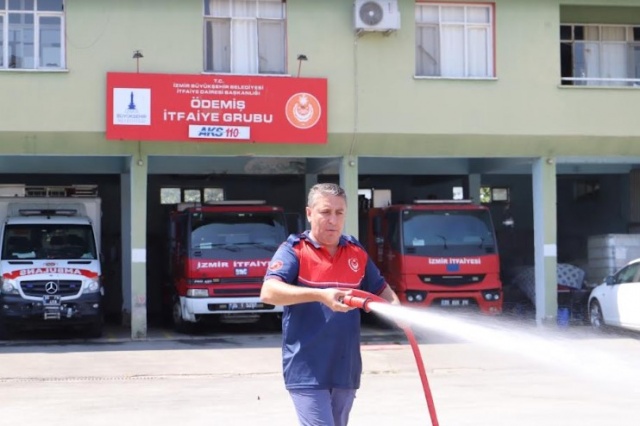 Yangın tehlikesinin had safhaya ulaştığı sıcak yaz günlerinde kırsal
mahallelerde yaşanabilecek olumsuzluklara en hızlı şekilde müdahale
edilebilmesi için İzmir Büyükşehir Belediyesi İtfaiye Dairesi Başkanlığı ve
Ödemiş Belediyesi işbirliği ile mahalle muhtarlarına yönelik olarak
bilgilendirme toplantısı düzenlendi.