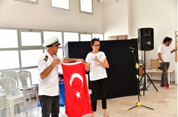 Birbirinden güzel etkinliklere imza atan Yunusemre Belediyesi, bünyesinde faaliyet gösteren Muradiye Engelsiz Yaşam Merkezi’nde eğitim gören özel öğrencilere kukla gösterisi gerçekleştirdi.