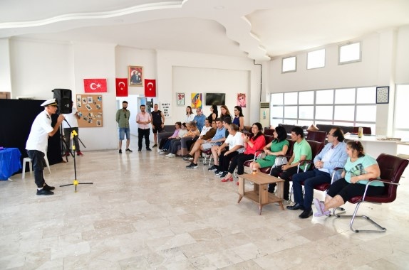 Şarkılar söyleyerek dans eden özel öğrenciler doyasıya eğlendi.
