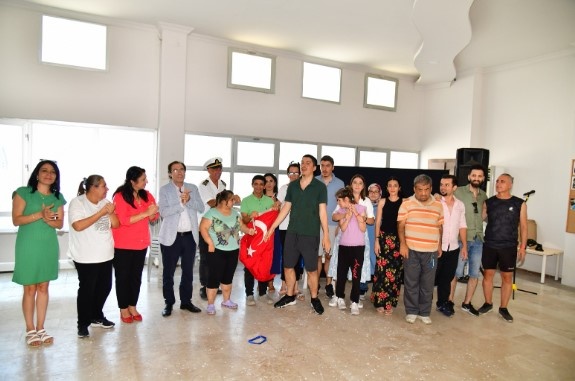 Merkezde eğitim gören özel öğrenciler kukla gösterisi, şarkılar ve danslar eşliğinde eğitmenleriyle beraber keyifli dakikalar geçirdi.