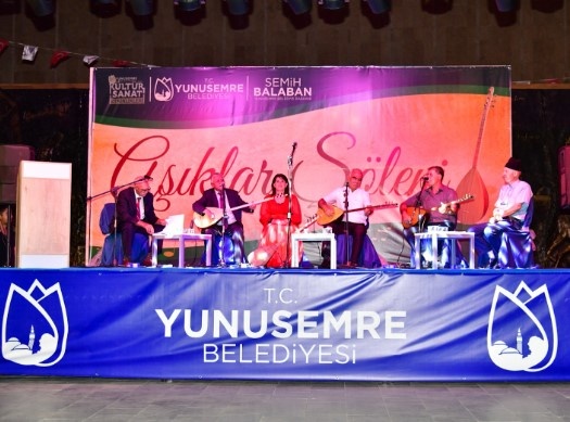 Toplumun sanat bağlarını güçlendirmek için etkinlikler yapan Yunusemre Belediyesi, 100. Yıl Meydanı’nda düzenlediği Âşıklar Şöleni ile izleyenleri mest etti.