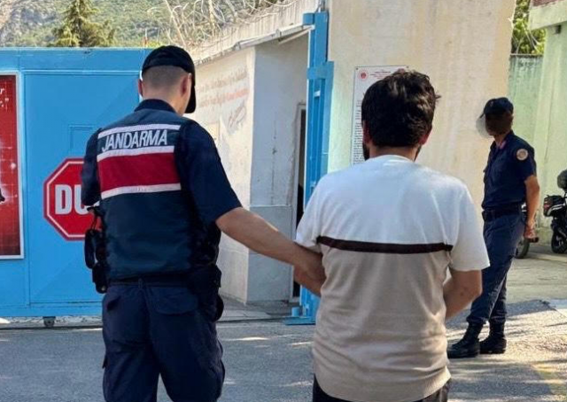 Konuttan ve Bağ Evlerinden Hırsızlık Manisa İli Saruhanlı İlçesi Hacımusa Mahallesinde ikamet eden B.D. isimli şahsın; konutlardan ve bağ evlerinden hırsızlık yaptığı bilgisi alınmıştır. Söz konusu şüpheli Saruhanlı İlçe Jandarma Komutanlığı asayiş ekiplerince 09.08.2024 günü yakalanmış ve adliyedeki işlemlerinin ardından tutuklanarak Manisa E Tipi Kapalı Ceza İnfaz Kurumuna teslim edilmiştir. *11 adet hırsızlık* olayını gerçekleştirdiği belirlenen şüphelinin toplamda; ⁃ 355 Litre Zeytinyağı ⁃ 5 Adet Televizyon ⁃ 4 Adet Hilti ⁃ 2 Adet Hızar Motoru ⁃ 2 Adet Spiral Makinesi ⁃ 1 Adet Kaynak Makinesi çaldığı tespit edilmiştir.