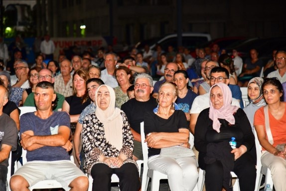 100. Yıl Meydanında düzenlenen Âşıklar Şöleni dinleyenleri mest etti. Âşıklar Şöleni’ne Yunusemre Belediye Başkan Yardımcısı Ali Gök, Belediye Meclis Üyeleri, ilgili birim müdürleri ile vatandaşlar katıldı.