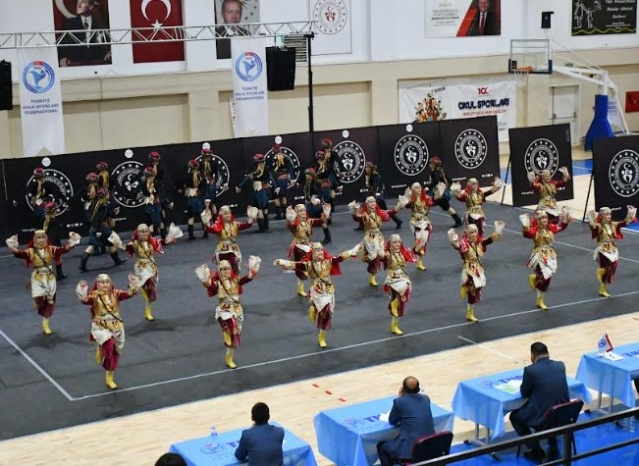 Yunusemre Belediyespor Halk Oyunları Ekibi, Türkiye Halk Oyunları Federasyonu tarafından İzmir'de düzenlenen Ege Bölge Şampiyonası'nda iki dalda şampiyon olarak Manisa'ya çifte kupa zaferiyle döndü. Yarışmalarda harika bir performans ortaya koyan Mavi Beyazlılar, gençler düzenlemeli ve gençler düzenlemesiz karma dalında büyük bir başarıya imza atarak birinci olup zirvede yer aldı. Gençler, bu başarısıyla Manisa'nın 14 yıl süren Türkiye Finalleri hasretine son verdi. Yunusemre Belediyespor, gençler düzenlemeli dalda 89.40 puanla yarışma geneline katılan toplam 30 ekip arasında en yüksek ikinci puanı aldı.