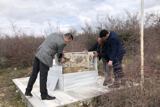 Türkiye Harp Malûlü Gaziler Şehit Dul ve Yetimleri Derneği Manisa Şubesi Başkanı Ümit Taydaş ve yönetim kurulu üyeleri tarafından Kurtuluş Savaşı kahramanı Halil Efe'nin mezarı ziyaret edildi. 

MİLLİ MÜCADELE KAHRAMANI HALİL EFE 
Türkiye Harp Malûlü Gaziler Şehit Dul ve Yetimleri Derneği Manisa Şubesi Başkanı Ümit Taydaş: ‘17 Mart 1922 zevcesi Gördesli Makbule Hanım’ın şahadetinden 2 ay sonra 17 Mayıs 1922’de şahadet rütbesine erişen Halil Efe’nin Milli Mücadele kahramanı olduğu bilinmektedir. Halil Efe’nin mezarı Demirci arazisi dâhilinde Yağcı Dağı’nda bulunmaktadır. Halil Efe’nin Birinci Dünya Savaşı’nda savaşmış, Milli Mücadele boyunca çok önemli gerilla savaşları içerisinde yer almış, Anzavur, Bolu ve Yozgat isyanlarının bastırılmasında Çerkez Ethem’le birlikte hareket etmiş, Salihli cephesinde savaşmış, Demirci ve Gediz muharebelerinde bulunmuş bir Milli Mücadele kahramanıdır.

 HALİL EFE’NİN MEZARI YAPILMALIDIR
 Kahramanımızın mezarının ona yakışır şekle getirilmesi yanı sıra burada çevre düzenlemesi gerçekleştirerek Şehidimizin yattığı yere gelen yolun asfaltlanmasıyla ziyaretlerin rahat bir şekilde yapılmasının sağlanmasının gereğine inanmaktayız. İlave olarak Şehidimizin mezarına giden yola yol bile denilemez. Selendi’nin Eşemenler Mahallesine kadar yol var, daha sonra ise en az üç kilometre mesafe ya yürüyerek ya da traktör yardımıyla gidilebilecek durumda. Yürüyerek ise yolun çok kötü olması nedeniyle gitmek bile son derece zorluk içeriyor. Şehit mezarı çevresinin de aydınlatılması uzantısında bölgedeki yabani ya da köylülerin otlattığı sığır türü hayvanların mezara zarar vermemesi için çevresinin koruma altına alınması şart. 

ŞEHİDİMİZ İÇİN DİKİLEN BAYRAK DİREĞİNDE BAYRAĞIMIZ DALGALANMALI 
Şehidimizin bayrak direği paslanmış, bayrağımız ise dalgalanması gereken yerinde yok. Süratle önlem alınması lüzumu ortada. Buraya yapılacak ziyaretlerle toplumumuzdaki milli duyguların daha da artmasının sağlanacağı yanı sıra değerlerimize sahip çıkmakla ülkemizin geleceğine hizmet etmiş sayılacağız. Bu konuda bir an önce yetkililerimizin adım atmasını beklediğimizi ifade ediyorum’ diye konuştu.