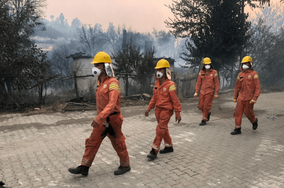 Yangına gün içerisinde 7 helikopter, 64 arazöz, 2 ilk müdahale aracı 11 dozer ve 250 söndürme işçisi ile müdahale edilirken Manisa Büyükşehir Belediyesi’ne bağlı itfaiye ekipleri de destek verdi.