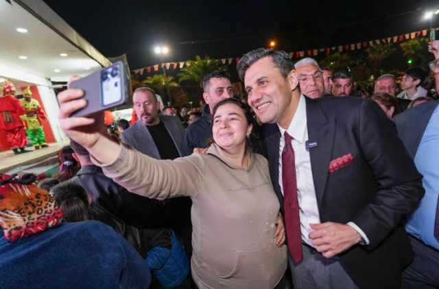 Başkan Zeyrek, Manisa’da değişimin yalnızca isim değişikliği olmadığını belirterek, “Bu değişim yönetim anlayışını ve şeklini değiştirdiğimiz bir dönüşümdü. İşte bu yönetim anlayışının içerisinde Halil İbrahim sofraları var. Bu sofralarda birlikte olmanın, sizlere hizmet etmenin mutluluğunu yaşıyorum. Bize destek veren, Çetin Başkan’a destek veren ve bu sofraların kurulmasına vesile olan tüm Kasabalı hemşerilerime teşekkür ediyorum. Şunun sözünü veriyorum; görev sürem bitmeden, sizlerden helallik almadan bu görevi tamamlamayacağım. Çünkü ben sizlere bir söz verdim, Turgutlu’nun ve Manisa’nın ihtiyaçlarını biliyorum. Sizler de bana güvendiniz, oy verdiniz. Bu güveni boşa çıkarmayacak ve verdiğim sözleri yerine getireceğim. Her zaman bu sofralarda buluşmak dileğiyle şimdiden Ramazan Bayramınızı kutluyorum” diye konuştu.