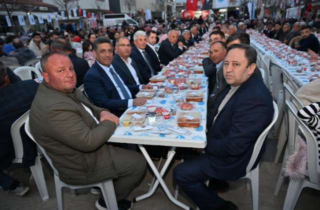Köprübaşı’ndaki iftar programına Manisa Büyükşehir Belediyesi Genel Sekreteri Burak Deste, Köprübaşı Belediye Başkanı Fatih Taşlı, Manisa Su ve Kanalizasyon İdaresi (MASKİ) Genel Müdürü Talat Postacı, CHP İlçe Başkanı Gülay Sönmez, muhtarlar, siyasi parti temsilcileri ve çok sayıda vatandaş katıldı. Genel Sekreter Burak Deste, Ramazan ayının huzur, bereket ve dayanışma ayı olduğunu vurgulayarak, “Bu mübarek ay, insanoğlunun paylaşmanın ve yardımlaşmanın önemini en derinden hissettiği bir zaman dilimidir. Eminim ki sizler de benim gibi o eski Ramazanları özlüyorsunuz. O günlerde birlik ve beraberlik içinde sofralarımızı ve gönüllerimizi paylaşırdık. Bugün de aynı ruhu yaşatmayı temenni ediyorum” dedi.