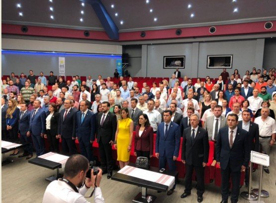İyi Parti’nin Milletvekili Adayları Sahneye Çıktı
İYİ Parti Manisa Milletvekilleri Aday Tanıtım Toplantısı Kültür Merkezi Lale Salonu’nda gerçekleştirildi. 
Geçtiğimiz günlerde İYİ Parti Genel Merkezi tarafından açıklanan Manisa Milletvekilleri Adaylık listesinin ardından, İYİ Parti Manisa İl Başkanlığı tarafından Kültür Merkezi Lale Salonu’nda tanıtım toplantısı düzenlendi. Saygı duruşu ve İstiklal Marşı’nın okunmasının ardından başlayan programa, İYİ Parti Genel İdare Kurulu Üyesi Engin Kabadağ, İYİ Parti Yüksek İstişare Kurulu Üyesi Mustafa Enöz, İYİ Parti İl Başkanı Ümit Akdağ, İYİ Parti Manisa Milletvekili Adayları, İlçe Başkanları, İl ve İlçe Gençlik Kolları başkanları, parti yöneticileri ve çok sayıda vatandaş katıldı.
Ortak hedef Meral Akşener’i Cumhurbaşkanı yapmak
 Yapılan kısa konuşmanın ardından sırasıyla sahneye davet edilen Milletvekili Adayları, kendilerini tanıtarak İYİ Parti’nin mevcut hükümet karşısında  bir Kuvay-ı Milliye hareketi olduğunu ve Türk Milleti için önemli bir alternatif parti olduğunu  vurguladılar. Milletvekili adayları, İYİ Parti Genel Başkanı Meral Akşener’in 24 Haziran’dan itibaren ülkenin yeni Cumhurbaşkanı olabilmesi için sahada canla, başla çalıştıklarına dikkat çektiler. Yapılan aday tanıtımlarının ardından basın mensuplarına toplu şekilde poz veren Milletvekili adayları, toplantının ardından Yunusemre ilçesinde düzenlenen iftar davetine katıldı.