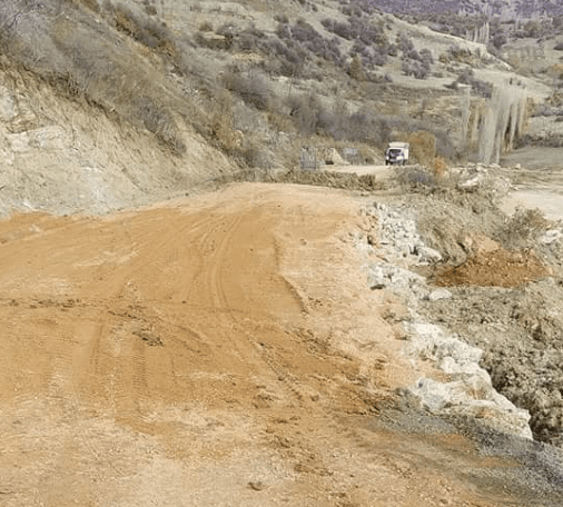 Bilindiği üzere taşımalı eğitim kapsamındaki öğrenci servislerinin bu yolu kullanmaması hususu da dönemin Demirci Kaymakamı Mutlu Akyol tarafından gündeme getirilmiş, ihaleler bu yolun göçme tehlikesinin sürdüğü sebeple kullanılmasının risk taşıması ve  güzergah değişikliği yüzünden yeniden yapılmıştı.