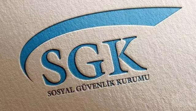 İŞSİZLİK ÖDENEĞİ TEŞVİKİ

SGK İl Müdürü Yavuz KURT; “çalışanların çeşitli nedenler ile işini kaybetmesi sonrasında gelir kayıplarını belirli süre ve ölçülerde karşılayabilmek, yeni iş bulma sürecinde hayatlarını idame ettirecek asgari bir gelir sağlamak amacı ile 4447 sayılı Kanun ile işsizlik ödeneği uygulaması hayata geçirilmiştir.” dedi. İşsizlik ödeneğinden son 3 yıl içerisinde sigortalı çalışan ve işsizlik sigortası primi ödenmiş sigortalıların en az 6 ay en fazla 10 ay süreyle faydalandıklarını belirten KURT “işsizlik ödeneği alanlara İŞKUR tarafından ayrıca; genel sağlık sigortası primlerinin ödenmesi, yeni bir iş bulma, meslek geliştirme, edindirme ve yetiştirme eğitimi verilmesi hizmetleri sağlanmaktadır” dedi.  

Çalışma Hayatında Devamlılığın Sağlanması

Çalışma hayatında devamlılığın esas olduğunu ve bu nedenle gerek çalışanlar gerekse işverenler açısından bu devamlılığın sağlanması adına çeşitli teşvikler çıkarıldığı belirten İl Müdürü KURT; “çalışma hayatında devamlılığın sağlanması için teşvik uygulamaları hayata geçirilmektedir. İlgili teşvikler ile genel olarak işverenin işçilik maliyetlerinin hafifletilerek işsizliğin azaltılması ve hatta ilave istihdamın sağlanması amaçlanmaktadır. Çalışma hayatında yer alan ve bir nedenle işini kaybederek işsizlik ödeneği alan sigortalıların yeniden çalışma hayatında dahil olmalarını kolaylaştırmak adına da işsizlik ödeneği teşviki hayata geçirilmiştir” dedi.

İşsizlik Ödeneği Teşvikinden Nasıl Yararlanılıyor?
 
İl Müdürü Yavuz KURT; “2009 yılında hayata geçirilen ve diğer teşviklere nazaran bilinirliliği daha az olan bu teşvikin 6 Şubatta yaşanılan deprem felaketi nedeni ile bir şekilde işinden ayrılmak zorunda kalan ve işsizlik ödeneği almaya hak kazanan afetzedelerin yeniden çalışma hayatına dahil edilebilmesi ve yeni bir başlangıç yapabilmeleri adına önemli olduğunu belirterek, “anılan bu teşvikten yararlanılabilmesi için ; 
Sigortalının işe alındığı tarihten önceki altı aylık dönemde aylık prim ve hizmet belgelerinde bildirilen ortalama sigortalı sayısına ilave olarak işe alınmış olması, 
 İşsizlik ödeneği almakta olan sigortalının işsizlik ödeneği almaya hak kazanmadan önce son çalıştığı işyeri haricinde bir işyeri olması,
Aylık prim ve hizmet belgesinin/muhtasar ve prim hizmet beyannamesinin yasal süresi içerisinde verilmesi ve primlerin yasal süresi içerisinde ödenmesi,
İşyerinin 5335 sayılı Kanunun 30 uncu maddesi kapsamında olmaması ile 4734 sayılı Kamu İhale Kanunu ve bu Kanundan istisna olan alımlar ile uluslararası anlaşma hükümlerine istinaden yapılan hizmet alımları ve yapım işlerini yürüten iş yeri olmaması,
şartlarının sağlanması gerekir" dedi. 

İşsizlik Ödeneği Teşviki İşverenin Prim Maliyetini Düşüyor

Prime esas kazanç alt sınırı üzerinden tahakkuk eden işçi ve işveren sigorta primlerinin tamamı ile kısa vadeli sigorta prim tutarlarının %1’inin yani toplamda %33,5 oranında prim teşviki sağlandığını ifade eden Yavuz KURT; “2023 yılında asgari ücretli bir çalışanın prim tutarı, işsizlik tutarı dahil 5.030,43-TL’dir. Oysa ilgili teşvikten faydalanan işveren koşulları sağlayan her bir çalışanı için yalnızca 536,58-TL. prim ödemekte olup 4.493,85-TL. Hazinece karşılanmaktadır” dedi. 

İlgili Teşvikten Faydalanmak İçin Nasıl Başvuru Yapılır?

İlgili teşvikten faydalanmak için gerek sosyal Güvenlik Kurumuna gerekse başka bir Kuruma herhangi bir başvuru yapılmasına gerek olmadığını belirten İl Müdürü KURT “Teşvik kapsamına giren sigortalıların www.sgk.gov.tr web adresi üzerinden “e-SGK / İşveren / İşveren Sistemi /İşveren / Teşvikler ve Tanımlar / Teşvikten Faydalanılacak Sigortalı Tanımlama” menüleri seçilerek 15921 teşviki için tanımlama işlemi yapılması gerekmektedir. Bu şekilde tanımlanan çalışanlar için işsizlik sigortası ödeneğinin kalan süresi için en az 6 ay en çok 10 ay süre ile bu teşvikten faydalanılabilecektir” dedi.

	
								         Yavuz KURT
							         Sosyal Güvenlik İl Müdürü