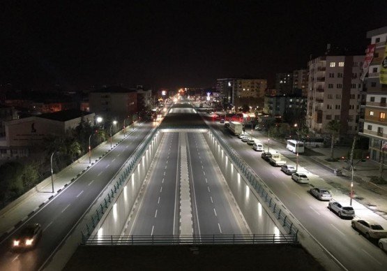 Alparslan Türkeş Kavşağı’na Görkemli Açılış
Manisa Büyükşehir Belediyesi tarafından yaklaşık 83 milyon liralık yatırımla hayata geçirilen ve Turgutlu tarihinin en büyük yatırımı olan Turgutlu Alparslan Türkeş Köprülü Kavşağı'nın ikinci etabı görkemli törenle açıldı. Türkiye'nin en uzun battı çıktısı olan Turgutlu Alparslan Türkeş Köprülü Kavşağı'nın hayırlı olmasını temenni eden Büyükşehir Belediye Başkanı Cengiz Ergün, Turgutlu’ya sözünü verdikleri dev bir eseri daha hizmete açıyor olmanın mutluluğunu ve gururunu yaşadıklarını ifade etti.
Manisa Büyükşehir Belediyesi'nin İzmir-Ankara karayolu üzerinde Turgutlu ilçe girişinde can ve mal kayıplarının yaşandığı noktada hayata geçirdiği Alparslan Türkeş Köprülü Kavşağı projesinin ikinci etabı coşkulu katılımla açıldı. Yaklaşık 83 milyon liralık yatırımla hayata geçirilen projenin açılışına Manisa Büyükşehir Belediye Başkanı Cengiz Ergün ve Turgutlu Belediye Başkanı Turgay Şirin'in yanı sıra MHP Grup Başkanvekili Erkan Akçay, AK Parti Manisa Milletvekili Semra Kaplan Kıvırcık, MHP Manisa İl Başkanı Ömer Baysal, AK Parti İl Başkanı Berk Mersinli, MHP Kadın Kolları Başkanı Neşe Meteler Töz, Ahmetli Belediye Başkanı Ahmet Alhan, Turgutlu Kaymakamı Uğur Turan, Ülkü Ocakları Başkanı Mehmet Balaban, parti teşkilatları, Manisa Büyükşehir Belediyesi Genel Sekreteri Aytaç Yalçınkaya, Genel Sekreter Yardımcıları Yılmaz Gençoğlu ve Mustafa Genç, MASKİ Genel Müdür Yardımcıları Burak Aslay, Mahmut Bilgen, Şehnaz Yılmaz Başaran, Büyükşehir Belediyesi ve MASKİ Genel Müdürlüğü Daire Başkanları, , meclis üyeleri ve meclis üyesi adayları, mahalle muhtarları, sivil toplum kuruluşu temsilcileri ve yüzlerce vatandaş katıldı.
Başkan Ergün Çiçeklerle Karşılandı
Manisa Büyükşehir Belediye Başkanı Cengiz Ergün, Turgutlu Alparslan Köprülü Kavşağı açılışı ve bir takım temaslar için geldiği ilçede Alpart İş Merkezi önünde yoğun kalabalık tarafından, çiçeklerle karşılandı. Tüm vatandaşlarla tek tek tokalaşan Başkan Ergün, kendisine gösterilen teveccühe teşekkür etti ve vatandaşların fotoğraf çektirme isteklerini de geri çevirmedi. Başkan Ergün ve Şirin'in halkı selamlamasının ardından Turgutlu tarihinin en büyük yatırımı olan ve yaklaşık 83 milyon liraya mal olan Alparslan Türkeş Köprülü Kavşağı projesinin ikinci etabının açılış programı start aldı.  Program saygı duruşu ve İstiklal Marşı'nın okunmasıyla başladı.
Şirin, “Turgutlu'muz için bayram günü”
Turgutlu Alparslan Türkeş Köprülü Kavşağı Projesi ikinci etabın açılış konuşmasını Turgutlu Belediye Başkanı Turgay Şirin yaptı. Şirin, “Turgutlu'muz için onur ve gurur günlerinden biri olan Alparslan Türkeş Köprülü Kavşak projemizin açılış gününe hoş geldiniz. Şeref verdiniz. Adeta bir bayram gününü birlikte yaşıyoruz. Turgutlu tarihinin en büyük yatırımı olan kavşağın açılış töreninde bizleri bir araya getiren Rabbime şükrediyorum. Bir bayram günü yaşıyoruz. Üzerinde bulunduğumuz alanda hayal dahi edilemeyecek bir proje yükseldi. Turgutlu’muz için olmazsa olmaz bir projeydi. İlçemizin kanayan yarasıydı ve çok uzun yıllardan beri beklentisiydi. Burada, ölümlü maddi hasarlı kazalar yaşandı evlere ateşler düştü. 100'e yakın vatandaşımız 10 yılda burada hayatını kaybetti. Cengiz Ergün başkanım bu projenin hayata geçmesi adına yoğun bir mesai harcadı ve bugün o çalışma meyvesini verdi. Bismillah diyerek, ilk kazmayı vurduk. Bir kısım insanlar için bu proje bir rüyaydı ama başta Turgutlu olmak üzere halkımıza verdiğimiz sözü yerine getirmenin gururunu yaşıyoruz. 8 Haziran 2018 tarihinde projemizin ilk etabını açtığımızdan beri trafik rahat bir nefes aldı. Bu dev projenin inşaat aşamasında 24 saat esasıyla çalışıldı. Bin 700 adet fore kazık çakıldı, 10 milyon kilogram gibi devasa demir kullanıldı, 6 buçuk kilometrelik yağmur suyu kanalizasyon hattı döşendi. Geçtiğimiz yoğun yağışlarda bir gram yağmurun birikmemesi gurur kaynağı oldu. Ana içme suyu hattı deplaseleri 1 buçuk milyon liranın üzerinde bir bedelle yapıldı. Her zaman söylediğim gibi zahmetsiz rahmet olmuyor. Bu proje için canla başla çalıştık. Bin 650 metre uzunluğu ile Türkiye'nin en uzun battı çıktısı olan projemiz, bitmiş bir şekilde kullanıma açıldı. El birliğiyle, gönül birliğiyle 83 milyonluk yatırımı hayata geçirdik. Şundan eminim ki birçok metropolde görebileceğiniz bir proje Turgutlu ilçemizde hayata geçti. Meclis üyelerinin altına imza attığı Rahmetli Başbuğumuz Milliyetçi Hareket Partimizin kurucusu Alparslan Türkeş adını vermiş olmamız, bizler için ayrı bir gurur kaynağı oldu. Rahmetli Başbuğumuzu rahmet ve minnetle yad ediyorum ve kavşağa bu ismin verilmesi için desteğini esirgemeyen meclis üyelerime teşekkür ediyorum. Sayın Cengiz Ergün başkanıma, MASKİ'ye, Karayolları Bölge Müdürlüğü'ne, müteahhit firmaya teşekkür ediyorum. Hep birlikte Turgutlu'ya can veriyoruz. İnşallah burada ölümlü kazalar olmayacak