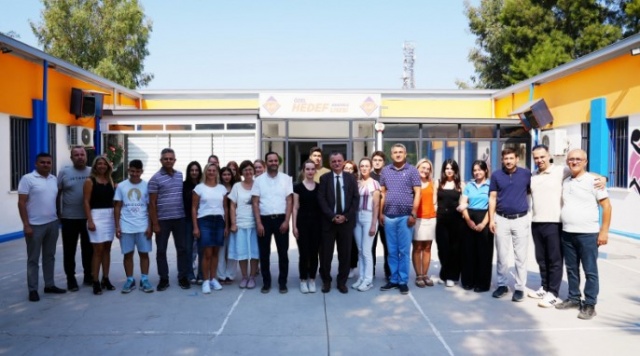 Fakat her yıl yeni eğitim-öğretim yılı başlarken ben de hem öğrencilerimiz hem de öğretmenlerimiz gibi heyecanlanıyorum. Bu nedenle yeni eğitim-öğretim yılına başlayan tüm öğrencilerimize ve öğretmenlerimize başarılar diliyorum.” Başkan Balaban başarı dileklerini ilettikten sonra öğrenci ve öğretmenlerle sohbet etti.