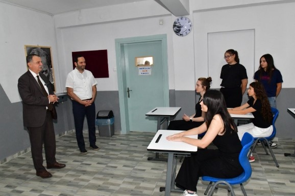 Yunusemre Belediye Başkanı Semih Balaban, kurucusu olduğu Hedef Eğitim Kurumları’na bağlı Özel Hedef Anadolu Lisesi’nde 2024-2024 eğitim öğretim yılı için hızlandırma eğitime başlayan 12. sınıf öğrencilerini ziyaret etti.  Başkan Balaban, ziyarette hem öğretmenlere hem de öğrencilere yeni eğitim-öğretim yılında başarılar diledi.