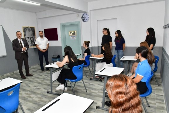 Eğitimciler başta olmak üzere öğrenci ve velileri 9 Eylül Pazartesi başlayacak olan 2024 - 2025 Eğitim - Öğretim yılını heyecanı sardı. Yunusemre Belediye Başkanı Semih Balaban, yeni eğitim-öğretim yılına erken başlayan öğrencileri ziyaret ederek heyecanlarına ortak oldu.

 Başkan Balaban, kurucusu olduğu Hedef Eğitim Kurumları’na bağlı Özel Hedef Anadolu Lisesi’nde hızlandırma eğitimine başlayan 12 sınıf öğrencileri ve öğretmenleri ile bir araya geldi. Kayıtların halen devam ettiği Özel Hedef Anadolu Lisesi’nde sınıfları ziyaret eden Başkan Balaban, hızlandırma eğitimlerine başlayan 12. sınıf öğrencileri ile sohbet ederek, başarılar diledi.