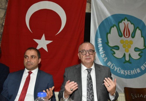 Sık sık ilçeleri ziyaret ederek, ilçelerin nabzını tutan Manisa Büyükşehir Belediye Başkanı Cengiz Ergün, Alaşehir’e ziyarette bulundu. Başkan Ergün, Alaşehir programında mahalle muhtarları ile de bir araya geldi. Büyükşehir Belediyesi ve MASKİ Genel Müdürlüğü’nün ilçede hayata geçirdiği projeleri anlatan Başkan Ergün, “Geride kalan dört buçuk yıllık süre içerisinde Alaşehir’e 85 milyon 750 bin lira MASKİ, 125 milyon lira da Büyükşehir Belediyesi kanalıyla olmak üzere toplam 210 milyon 750 bin liralık yatırım yaptık. Çok şükür bugün yüzlerce proje ve hizmeti bitirmiş, verdiği sözleri yerine getirmiş bir belediye başkanı olarak alnım ak bir şekilde huzurunuza geldim” ifadelerini kullandı.

Alaşehir’i ziyaret ederek Büyükşehir Belediyesi ve MASKİ Genel Müdürlüğünün çalışmalarını yerinde inceleyen Manisa Büyükşehir Belediye Başkanı Cengiz Ergün, Alaşehir’de mahalle muhtarları ile de buluştu. Alaşehir Şelale Düğün Salonu’nda düzenlenen programa Manisa Büyükşehir Belediye Başkanı Cengiz Ergün, Alaşehir Belediye Başkanı Ali Uçak, Sarıgöl Belediye Başkanı Necati Selçuk, Manisa Büyükşehir Belediyesi Genel Sekreteri Aytaç Yalçınkaya, MASKİ Genel Müdürü Yaşar Coşkun, Manisa Büyükşehir Belediyesi Genel Sekreter Yardımcısı Yılmaz Gençoğlu, MASKİ Genel Müdür Yardımcısı Burak Aslay, Daire Başkanları, MHP İl Başkanı Öztürk, MHP Ülkü Ocaklar İl Başkanı Mehmet Balaban, MHP Alaşehir Teşkilatı, Ülkü Ocakları Alaşehir Teşkilatı, Alaşehir Muhtarlar Derneği Başkanı Şevket Çömçömoğlu, mahalle muhtarları katıldı.

Alaşehir’in Anahtarı Başkan Ergün’de

Toplantının açılış konuşmasını Alaşehir Muhtarlar Derneği Başkanı Şevket Çömçömoğlu yaptı. Dernek Başkanı Çömçöoğlu, “Hizmetlerden son derece memnunuz. Yaptıkları katkılardan dolayı Manisa Büyükşehir Belediye Başkanı Cengiz Ergün ve Alaşehir Belediye Başkanı Ali Uçak’a çok teşekkür ediyorum, yapılan yatırımlar da tüm Alaşehir’e hayırlı olsun” dedi. Alaşehir Belediye Başkanı Ali Uçak ise Manisa Büyükşehir Belediye Başkanı Cengiz Ergün ile iş birliği içerisinde Alaşehir’e hizmet etmek için yoğun çaba sarf ettiklerini belirterek, “Büyükşehir Belediye Başkanımız Cengiz Ergün olmasa bizler hiçbir şey yapamayız. Bu birliktelik olduğu sürece bizim Alaşehir’de yapamayacağımız hiçbir şey kalmayacak” dedi. Alaşehir Belediye Başkanı Ali Uçak, konuşmasının ardından Yıldırım Beyazıt Han’ın sembolik kaftanı ve şehrin anahtarını Başkan Ergün’e verdi. Başkan Uçak, “Alaşehir sizlerle gurur duyuyor. Alaşehir’in anahtarını da size olan güvenimizden dolayı size takdim ediyoruz” dedi.

“Altyapı olmadan olmaz dedik”

Toplantıda Manisa Büyükşehir Belediye Başkanı Cengiz Ergün’de mahalle muhtarlarına hitap ederek, 2014 yılında gerçekleştirilen seçimlerin ardından Büyükşehir statüsü kazanan Manisa’da, Büyükşehir Belediyesi ve MASKİ Genel Müdürlüğü’nün kuruluş aşamalarında yaşanan süreçleri anlattı. Başkan Ergün, “17 ilçemiz ve 1088 mahallemiz bizden hizmet bekliyordu. Altyapısı olmayan, kanalizasyonu bulunmayan, yolu bozuk, köprü ihtiyacı olan mahallelerimiz, köylerimiz olduğunu üzülerek gördük. Dedik ki, Manisa’da yaşayan her vatandaşımız merkezde ne varsa aynı hizmeti alsın. Tabi altyapısı olmadan çalışma yapmak, günübirlik siyasetçilerin işidir dedik. Bizler geleceğimize yatırım yapalım, çocuklarımız temiz su içsin, kanalizasyon hatlarını yenileyelim bulaşıcı hastalıklar olmasın dedik ve büyük bir altyapı yatırım hamlesi başlattık. Belediye isimleri vermeyeceğim, hepsi meslektaşım. Ancak birçok belediye başkanı altyapı hizmeti yapmaktan kaçıyor. Bunun aksine biz oy kaygısı gütmeden paslanmış borulardan, içler acısı halde olan su depolarından halkımız su içmesin düşüncesiyle bunların yenilemelerini yaptık ve yapmaya devam ediyoruz” dedi.

“463 Kilometre Altyapı Çalışması Yapıldı”

Şu ana kadar Alaşehir ilçe genelinde 463 kilometre içme suyu, kanalizasyon ve yağmur suyu hattı yapıldığını dile getiren Başkan Ergün, “Yaklaşık 3 milyon liralık yatırımla 101 Mahalle Projemiz kapsamında Hacıaliler, Matarlı, Şahyar, Yeniköy, Belenyaka, Örnekköy, Caberkamara ve Dağhacıyusuf mahallelerimizde 117 kilometre içme suyu ve kanalizasyon hattı ile Türkmen, Matarlı ve İsmetiye Mahallelerimize fosseptik imalatı yaptık. Girelli Mahallesi’ndeki çalışmamız devam ediyor. Tam 5 buçuk milyon liralık yatırımla muhtelif mahallelerde 90 kilometre içme suyu, kanalizasyon ve yağmursuyu hattı döşedik. 8 milyon liranın üzerinde yatırımla Yeşilyurt Mahallemizde başlattığımız 40 kilometrelik kanalizasyon hattı inşaatı tamamlanmış olup geçici kabulleri yapıldı. Bin 500 metre yağmursuyu hattı imalatı da devam ediyor. Ayrıca 30 kilometrelik içme suyu ihalesinin yapıldığını ve ihale sürecinin beklendiğini de müjdelemiş olayım” diye konuştu.

Alaşehirliler Temiz Su İçebilsin Diye

Alaşehirlilerin temiz su içebilmesi için 1 milyon 700 bin lira bütçeyle 52 adet içme suyu deposunun yenilendiğini belirten Başkan Ergün, “600 bin liranın üzerinde yatırımla içme suyu depolarında tam otomatik klor cihazı ve şamandıra sistemi montajı, 9 mahallede içme suyu elektrik tesisi yapımı, Çamlıbel Mahallesi İçme Suyu Arıtma Tesisi İnşaatı ile Akkeçili, Hacıaliler, İsmetiye ve Kurudere Mahallelerimizde 4 kilometre dere temizliği de MASKİ kanalıyla tamamlanan çalışmalarımız. Yine MASKİ tarafından devam eden çalışmalarımızın başında yaklaşık 29 milyon liralık 154 mahalle projemiz var. 154 Mahalle Projesi kapsamında Akkeçili, Çağlayan, Çakırcaali ve Erenköy Mahallelerinde altyapı ve kilit parke taş imalatları tamamlandı. Çeşneli ve Girelli Mahallelerinde altyapının tamamlanmasının ardından kilit parke taş döşenmeye başlandı. Örencik Mahallesinde ise altyapıda sona yaklaşıldı. Kısa süre içerisinde kilit parke işine başlanacak. Çalışma tamamlanınca toplamda 124 kilometre içme suyu ve kanalizasyon inşaatı yapılmış olacak. Bununla birlikte Akkeçili, Erenköy, Girelli ve Örencik Mahallelerine İçme Suyu Deposu Yapımı ile Çağlayan, Çakırcaali, Çeşneli, Girelli ve Örencik Mahallelerine fosseptik imalatı da gerçekleştirilecek” dedi.

MASKİ’den Alaşehir’e 85 Milyon 750 Bin Liralık Yatırım

Alaşehir atık su arıtma tesisine de değinen Başkan Ergün, “1 milyon 700 bin lira yatırımla mevcut Alaşehir atık su arıtma tesisini aktif hale getirmiştik. Tabi bu tesis ömrünü tamamladığı için yenilenmesi gerektiğini gördük. Yaklaşık 25 milyon liralık yatırım yaptığımız Alaşehir merkez atık su arıtma tesisi inşaatı devam ediyor. Kavaklıdere Mahallemizde 6 buçuk milyon yatırımla başladığımız 92 kilometrelik içme suyu hattı inşaatındaki çalışmalarımız da yüzde 95 oranında tamamlandı. Yine Kavaklıdere Mahallemizin Atık su Arıtma Tesisi'nin ihalesi 25 Ekim’de yapıldı. Bununla ilgili İller Bankası'nın değerlendirmesi bekleniyor. Bunun da müjdesini vermiş olayım. 1 milyon lirayı bulan 24 adet içme suyu deposu, 23 adet terfi ve 4 adet biriktirme binasının bakım onarımı devam ediyor. Bunların da imalatları yüzde 92 oranında tamamlandı. Yine 700 bin lirayı bulan Çarıktekke ve Dağarlar Mahallelerimizin içme suyu arıtma tesisi inşaatında da çalışmalarımız hızla devam ediyor. Buraya kadar sadece MASKİ Genel Müdürlüğümüzün tamamladığı, devam ettiği ve planladığı hizmet ve projeleri anlattım. Tüm bu saydığım çalışmaların parasal karşılığı 85 milyon 750 bin lirayı buluyor. Alaşehir’imize az bile diye düşünüyor; helali hoş olsun diyorum” ifadelerini kullandı.

Dev Projeleri Sıraladı

Alaşehir’e kazandırılan dev projeleri de tek tek sıralayan Manisa Büyükşehir Belediye Başkanı Cengiz Ergün, “Toplu ulaşımda dönüşüm çalışmalarımız kapsamında ilimiz genelinde başlattığımız yenileme hareketini Alaşehir’imizde de tamamladık. Üzümlü-Yeşilyurt-Gümüşçay-Uluderbent-Sarıpınar-Kemaliye-Soğanlı-Piyadeler-Yeşilyurt-Kilik-Gümüşçay-Subaşı-Delemenler-Hacıhaliller-Uluderbent-Tepeköy hatlarında yenileme yaptık. Engelli erişimine uygun, klimalı, kartlı sistemli modern ulaşım araçlarıyla Alaşehir’imizin her bölgesine sorunsuz ulaşım hizmeti veriyoruz. Bugün bu güzel toplantımızı yapmadan önce güzel bir hizmetin birinci etabının açılışını gerçekleştirdik. 27 milyon liranın üzerinde bir yatırımla geçmişte birçok vatandaşımızın hayatını kaybettiği o ölüm yolunda başlattığımız katlı kavşak projemizin çok şükür bugün battı çıktı kısmını trafiğe açtık. İnşallah tamamı açıldığında, o kötü anılar yerini güvenli ve modern bir kavşağa bırakmış olacak. Hayırlı uğurlu olsun” dedi.

350 Bin Metrekare Kilit Parke, 200 Kilometre Asfalt

Alaşehir’de gerçekleştirilen kilit parke ve asfalt çalışmalarından bahseden Başkan Ergün, “Manisa’mızın büyükşehir olmasıyla birlikte vatandaşlarımız özellikle de köyden mahalleye dönüşen bölgelerimizdeki hemşerilerimiz yazın tozlu, kışın çamurlu yollardan kurtulsun diyerek muazzam bir kilit parke çalışması yaptık. Geride bıraktığımız sürede Alaşehir ilçemizde yaklaşık 11 milyon liralık yatırımla mahallelerimize 350 bin metrekare kilit parke döşedik. Yollarda trafik ve ulaşımın konforlu ve güvenli olması için yaklaşık 22 milyon lira kaynak ayırarak 200 kilometre asfalt çalışmasını hayata geçirdik. Tarım şehri olan ve üzüm üretiminde ilk sıralarda bulunan Alaşehir’imizde üreticimize destek olmak için bağ tahmin ve erken uyarı istasyonu, fidan dağıtımları, gölet düzenlemeleri gibi çok sayıda kırsal hizmeti de sağladık. Alaşehir ilçe sınırlarındaki tüm mahalle mezarlıklarında temizlik çalışmaları, boyası, badanası, çevre duvarı yapımı, çit çevrilmesi, kapısı gibi çok sayıda çalışma yaparak, mezarlıklarımızın temiz, düzenli ve dışarıdan gelebilecek olumsuzluklara karşı güvenli olmasını sağladık. Merkez mezarlığına yeni bir gasilhane binası kazandırdık. 1 adet transit cenaze nakil aracı ile 1 adet cenaze yıkama aracını ilçemizde hizmete sunduk. Bu hizmetlerimiz de 600 bin liraya ulaştı” diye konuştu.

“Alnım Ak Bir Şekilde Huzurunuza Geldim”

Asfalttan parke taşına, ilaçlama hizmetlerinden sosyal yardım projelerine, kırsal hizmetlerden ulaşım hizmetlerine kadar Alaşehir’de yapılan yatırım miktarının 125 milyon lira olduğunu vurgulayan Başkan Ergün, “Biz Alaşehir’e söz verdik. Ali Uçak başkanımla birlikte deyim yerindeyse ikinci baharını yaşayan bu güzel ilçemiz değişecek dedik. Çok şükür bugün yüzlerce proje ve hizmeti bitirmiş, verdiği sözleri yerine getirmiş bir belediye başkanı olarak alnım ak bir şekilde huzurunuza geldim. Oy veren/vermeyen ayrımı yapmadan tek gayemiz ve tek aşkımız olan Manisa’mıza, Manisa’mızda yaşayan vatandaşımıza layık olduğu en güzel hizmetleri ulaştırmanın gayretidir bu saydıklarım. İnsanız. Eksiğimiz olur, ulaşmakta geciktiğimiz yerler olur. Ama şundan emin olmanızı istiyorum: Manisa Büyükşehir Belediyesi ayrım yapmadan her vatandaşımıza, her mahallemize ulaşmak için canla başla çalıştı ve çalışmaya devam edecek. Bizler günü birlik siyasi çekişmelerin, günü kurtaran çalışmaların değil; Manisa’nın ve Manisalının gerçekten ihtiyaç duyduğu çalışmaları yapmanın gayretinde olduk. Bugüne kadar bu çizgimizden ayrılmadık, bundan sonra da ayrılmayacağız. Yaptığımız çalışmalar gerek tarafsız kamuoyu araştırmalarında, gerek siz değerli muhtarlarımızın geri dönüşlerinde, gerek de halkımızın yüzündeki tebessüm ve gözlerindeki ışıltıyla kendini belli ediyor. Bunlar bize yeter” dedi. Manisa Büyükşehir Belediye Başkanı Cengiz Ergün, konuşmasının ardından mahalle muhtarlarını dinledi. Muhtarların sorularını tek tek yanıtlayan Başkan Ergün, daha sonra kendisiyle hatıra fotoğrafı çektirmek isteyen mahalle muhtarlarını da kırmadı. Toplantının ardından kendisini selamlayan çocuklarla hatıra fotoğrafları çektiren Başkan Ergün, çocukları futbol topu hediye ederek, sevindirdi.