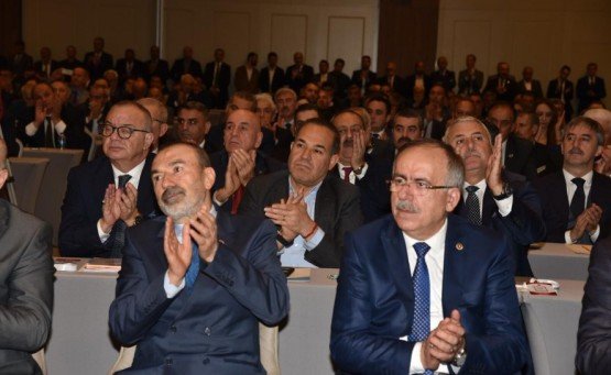 MHP Genel Merkezi tarafından Antalya’da düzenlenen İl Başkanları-Belediye Başkanları Ortak Toplantısı, MHP Genel Başkanı Devlet Bahçeli tarafından gerçekleştirilen kapanış konuşmasıyla sona erdi. Açıkladıkları adaylara başarılar dileyen Bahçeli, “İlanını yaptığımız adaylarımız şevkle ve inanmışlıkla sahadadır” dedi.

MHP Genel Merkezi tarafından Antalya Belek Sueno Otel’de düzenlenen İl Başkanları-Belediye Başkanları Ortak Toplantısı’nın kapanış oturumu, MHP Genel Başkanı Devlet Bahçeli’nin konuşmasıyla gerçekleşti. Manisa’yı temsilen İl Başkanı Erkan Öztürk, Manisa Büyükşehir Belediye Başkanı Cengiz Ergün, Turgutlu Belediye Başkanı Turgay Şirin, Salihli Belediye Başkanı Zeki Kayda, Alaşehir Belediye Başkanı Ali Uçak, Sarıgöl Belediye Başkanı Necati Selçuk, Selendi Belediye Başkanı Yasin Dumlupınar ve Kula Belediye Başkanı Hüseyin Tosun’un yer aldığı toplantıda, MHP Lideri Devlet Bahçeli partililere seslendi.
“Üretken belediyeciliğin hakkını verdiniz”
İl başkanları ve belediye başkanlarına seslenen MHP Genel Başkanı Devlet Bahçeli, “1960’dan sonra yapılan Mahalli İdareler Seçimlerinin 12’ncisini 31 Mart 2019’da gerçekleştireceğiz. Bu seçimlerde çok çalışacağız. Cumhur İttifakı’nın toplam oyunun 24 Haziran’ın gerisine düşmemesi için elimizden gelen çalışmayı göstereceğiz. İlanını yaptığımız adaylarımız şevkle ve inanmışlıkla sahadadır. Henüz belediye başkan adayı belli olmayan belde, ilçe, il ve büyükşehirlerle ilgili çalışmalarımız da sürmektedir. Biliniz ki, sizlere sonuna kadar güveniyorum. Bugüne kadar yerel yönetimlerde partimizin marka olmasına, imrenilecek seviyelere gelmesinde, vatandaşlarımızın takdirini kazanmasında büyük emekleriniz ve hizmetleriniz geçti. Üretken Belediyeciliğin hakkını layıkıyla verdiniz. Hepinizi tebrik ediyorum” dedi.
“Cenab-ı Allah mahcup etmesin”
Aynı heves, aynı heyecan, aynı azim ve aynı kararlılıkla yola devam edilmesini isteyen Bahçeli, “Yozlaştırıcı, yıpratıcı telkin ve tesirlere karşı, fikir istikrarını, hayat biçimini ve çalışma çizgisini ısrarla sürdürebilecek yalın, ilkeli ve düzgün bir özel hayata sahip olmaya dikkat ediniz. Günlük hayatın ve dış tesirlerin yıkıcı etkisini süzecek ve ülküdaşlarımızın etkilenmelerini önleyecek koruyuculuğa sahip olunuz. Ülkücü mesuliyetinin gereği olarak kişisel ihtiraslarını terk etmiş bir ruhi arınmışlığa, temelini Türk kültürü ve İslam inancının oluşturduğu, eşref-i mahlukat olan insana ve insaniyete saygıyı ve hizmeti esas alan manevi olgunluğa, şehirlerinizde lazım olan mücadeleyi sürdürebilecek sabır, azim, sükûnet, kararlılık, alçak gönüllülük, fedakârlık, cesaret gibi çok özel hasletlere sahip olmanızı temenni ediyor hepinize üstün başarılar diliyorum. Cenab-ı Allah çıkmış olduğumuz yolda bizleri mahcup etmesin niyazıyla sizleri saygılarımla selamlıyorum” diye konuştu.