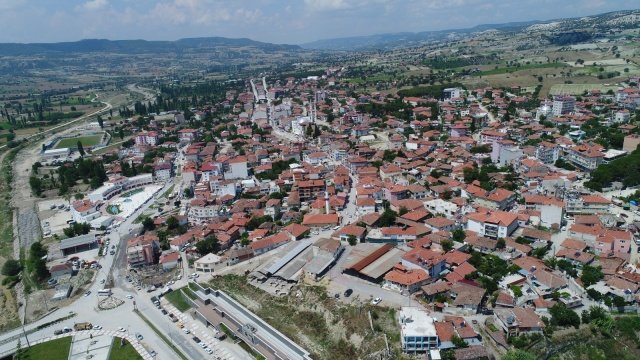 Selendi dönüşümü yaşayacak
Selendi ilçesine kazandırılacak olan yatırımların kentin adeta çehresini değiştireceğini belirten Başkan Ergün, “Manisa’mızın güzide ve şirin ilçesi Selendi’miz için de atıksu arıtma tesisi ve altyapı projelerimizi hayata geçireceğiz. 5 Ağustos tarihinde ihalesi yapılacak olan yatırımlarımız kapsamında, ilçemize 39 kilometre kanalizasyon, 6 kilometre yağmur suyu ve 37 kilometre içme suyu hattı çalışması yapacağız. İlçemize ayrıca 15 bin kişiye hitap edecek modern bir atıksu arıtma tesisi kazandıracağız.” dedi.