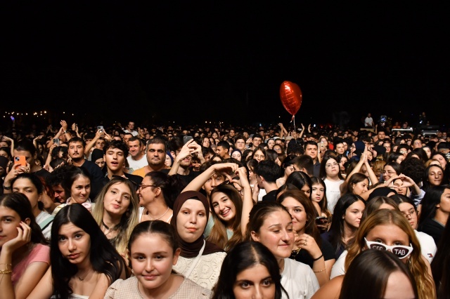 Manisa Büyükşehir Belediyesi tarafından kurtuluş günleri nedeniyle kentin 17 ilçesinde düzenlenen konserler hız kesmeden devam ediyor. Bu kapsamda Akhisar’ın düşman işgalinden kurtuluşunun 102’nci yılı olan 6 Eylül’de, kentte muhteşem bir konser düzenlendi. Pop müziğin usta isimlerinden Sertab Erener, Gölet’te gerçekleştirilen konserde seslendirdiği şarkılarla binlerce Akhisarlıyı coşturdu. Zeytinin başkentinde gerçekleştirilen konsere Akhisar Belediye Başkanı Besim Dutlulu, Manisa Büyükşehir Belediyesi Genel Sekreteri Burak Deste, MASKİ Genel Müdürü Talat Postacı, Manisa Büyükşehir Belediyesi Genel Sekreter Yardımcısı Ali Kılıç ve binlerce Akhisarlı katıldı.