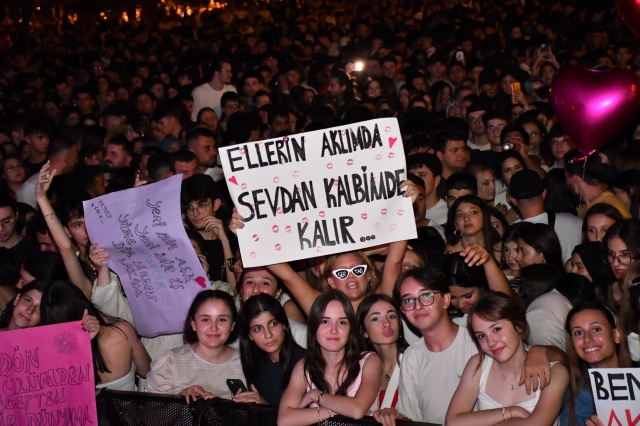 Dutlulu, “Akhisar, Atatürkçü bir şehirdir”
Akhisar Belediye Başkanı Besim Dutlulu da sahnede sanatçı Sertab Erener’e zeytin fidanı hediye etti. Ardından sahnedeki konuşmasında Dutlulu, “Sertab Hanım, sizi böyle güzel bir günde misafir etmek çok güzel. Akhisar’ımızın düşman işgalinden kurtuluşunun 102’nci yılı hepimize kutlu olsun. Akhisar’ın bazı özellikleri var. Nedir, Akhisar çok demokrat bir şehirdir, Atatürkçü bir şehirdir, vatansever bir şehirdir. Bu güzel Akhisar’ımızda, işte böyle güzel kutlanır kurtuluş günleri. Bunun yanında Akhisar’ın bir özelliği daha var. Akhisar; aynı zamanda zeytinin başkenti, zeytinin 14 milyon olduğu şehirdir. Sizin çiçek kabul etmediğinizi biliyorum, bu yüzden size barışın sembolü olan bir zeytin fidanı hediye etmek istiyorum. Manisa Büyükşehir Belediye Başkanımız Ferdi Zeyrek Ankara’da, toplantıları var, yanımızda Genel Sekreterimiz Burak Deste bulunuyor. Bu konseri sağ olsun, Manisa Büyükşehir Belediye Başkanımız Ferdi Zeyrek’le beraber organize ediyoruz.” sözlerini kaydetti.
Konuşmaların ardından ünlü sanatçı, şarkıları ve danslarıyla Gölet Alanı’nı dolduran binlerce Akhisarlı hayranını coşturdu.