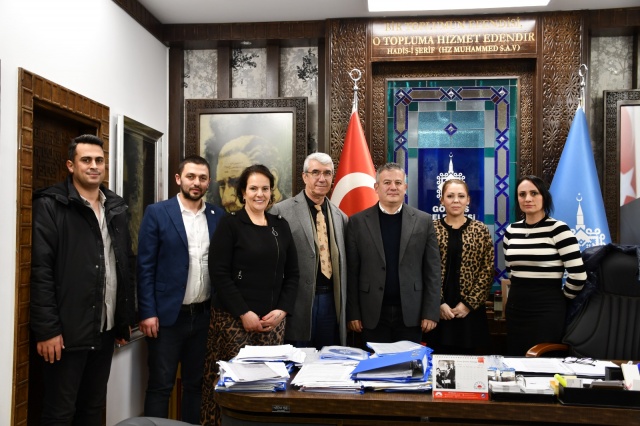 Manisa Büyükşehir Belediye Başkanı Ferdi Zeyrek, göreve geldiği günden bu yana toplum sağlığı ve sokak hayvanlarının daha iyi ve sağlıklı ortamlarda yaşamlarını sürdürebilmeleri için kararlı ve hızlı adımlar atmaya devam ediyor. Ortak akıl ve kurumlar arası iş birliği ile her ilçeye modern doğal yaşam alanları inşa etmeyi ve sokak hayvanlarının sağlık kontrollerini akıllı kart sistemiyle takip etmeyi amaçlayan projeler, bu alandaki yenilikçi yaklaşımını ortaya koyuyor. Manisa Büyükşehir Belediye Meclisi Sokak Hayvanları Komisyonu da her ay ilçe ziyaretlerine devam ederek çalışmalarını aralıksız sürdürüyor.